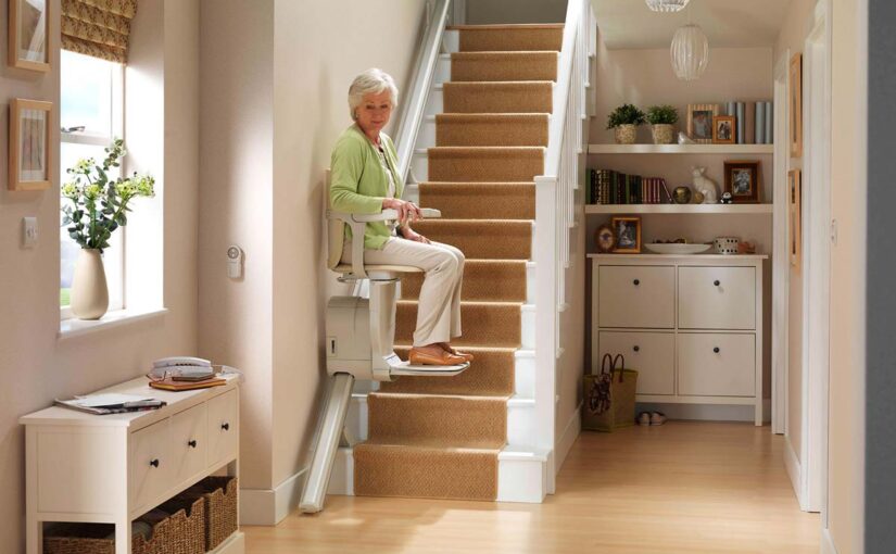 Salvaescaleras para personas mayores en hogar familiar, sistema de accesibilidad que facilita la movilidad y aumenta la seguridad de los adultos mayores