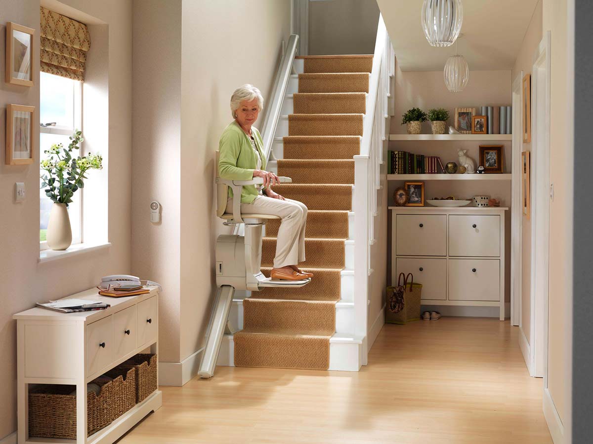 Salvaescaleras para personas mayores en hogar familiar, sistema de accesibilidad que facilita la movilidad y aumenta la seguridad de los adultos mayores