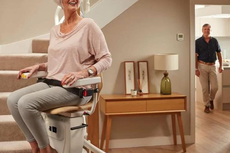 Silla para escaleras instalada en una vivienda que permite a una persona mayor desplazarse de forma segura y mantener su independencia.