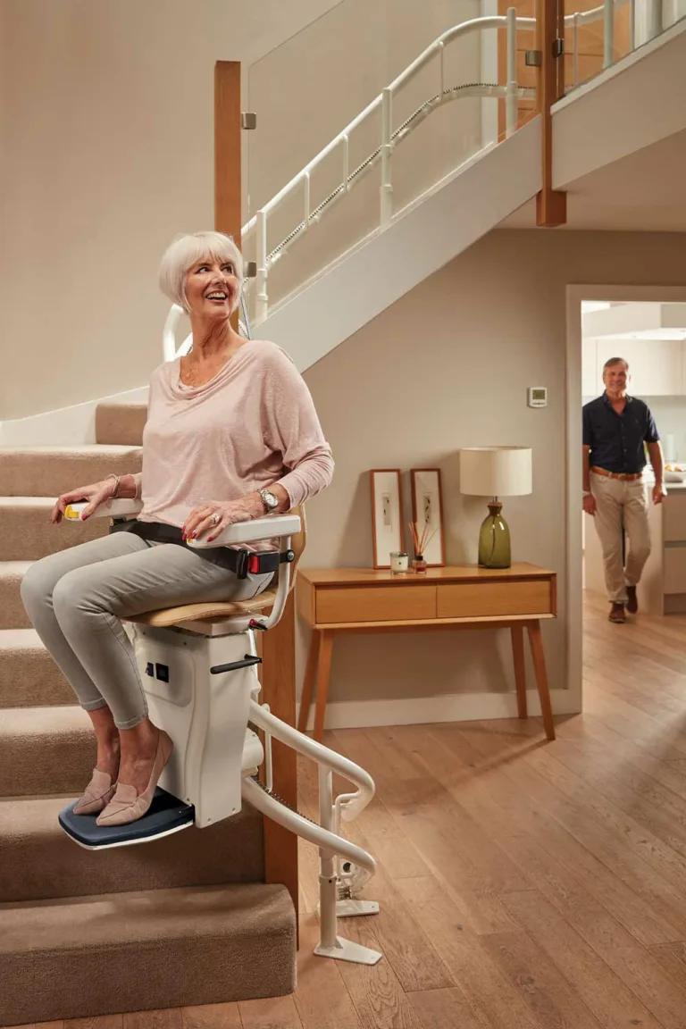 Silla para escaleras instalada en una vivienda que permite a una persona mayor desplazarse de forma segura y mantener su independencia.