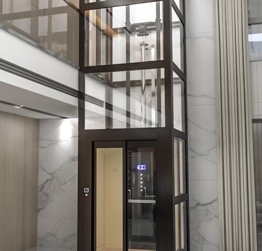 Ascensor hidraulico instalado para el desplazamiento vertical entre diferentes niveles de una vivienda